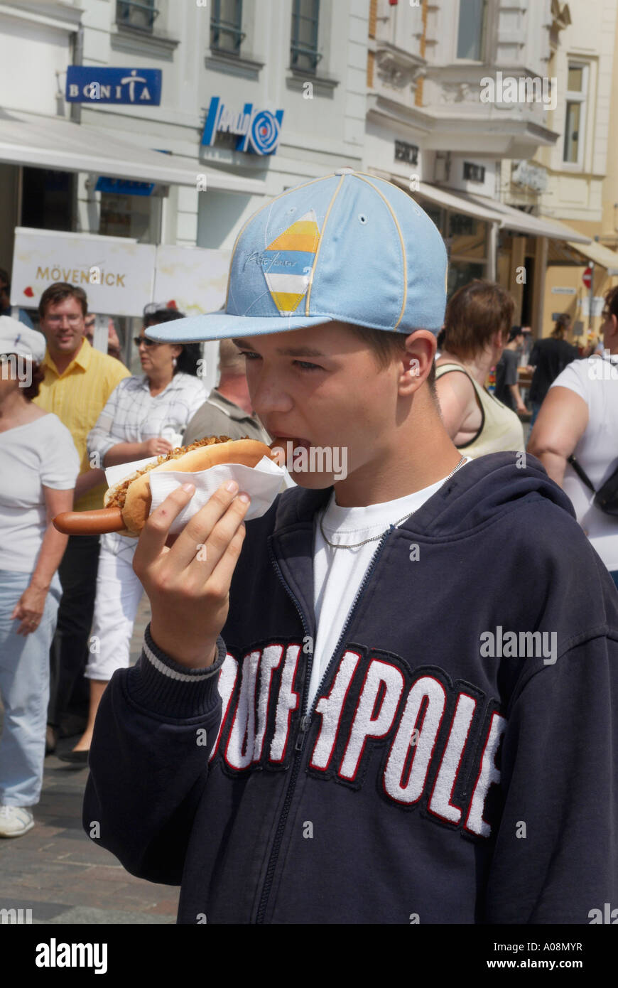 junge Essen Fast Food auf der Straße in Rostock Deutschland Stockfoto