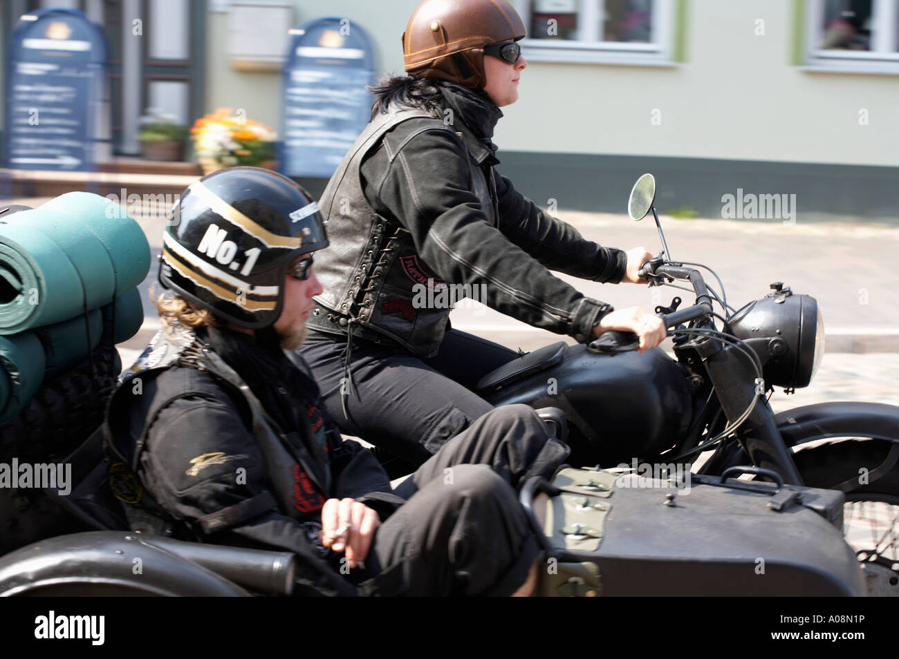 Junge Motorradfahrer ist ein Passagier im Beiwagen Stockfoto