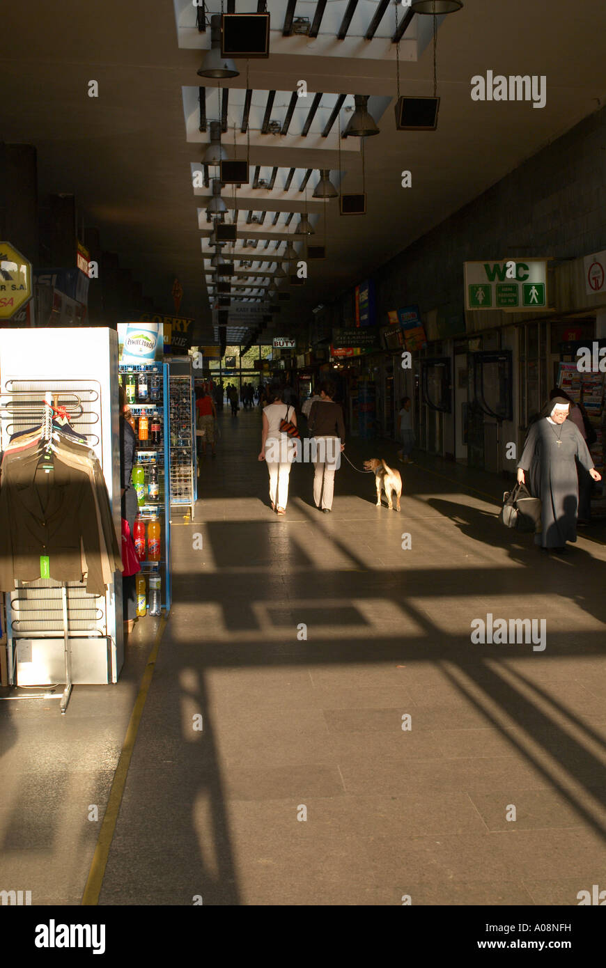 Einkaufspassage am Bahnhof Katowice Stockfoto