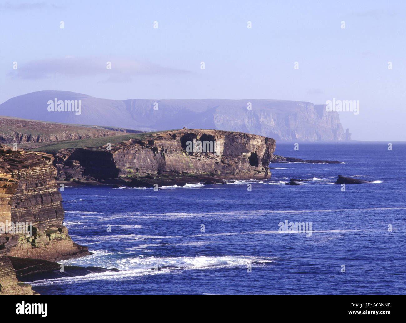 dh Brough of Bigging YESNABY ORKNEY Cliffs und Westküste von Hoy mit Old man of Hoy britische Küstenlandschaft Stockfoto