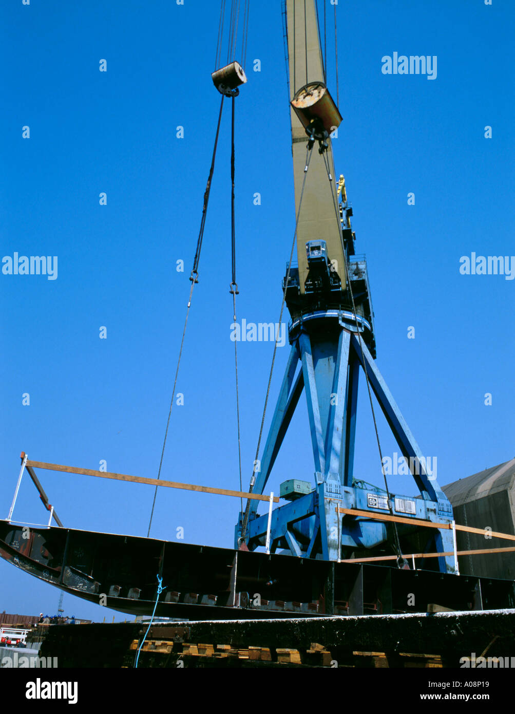 Großkran Positionierung eines Teils des Kiels eines Schiffes auf einer Schiffsrutsche, Wallsend, Tyneside, Tyne & Wear, England, UK. In den 1990er Jahren Stockfoto