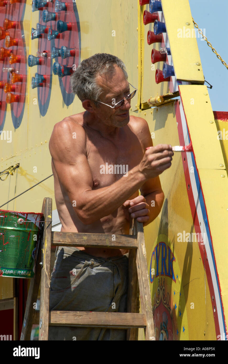 Bild der Fassade eines traditionellen Zirkus Reisen durch Polen Mann Stockfoto