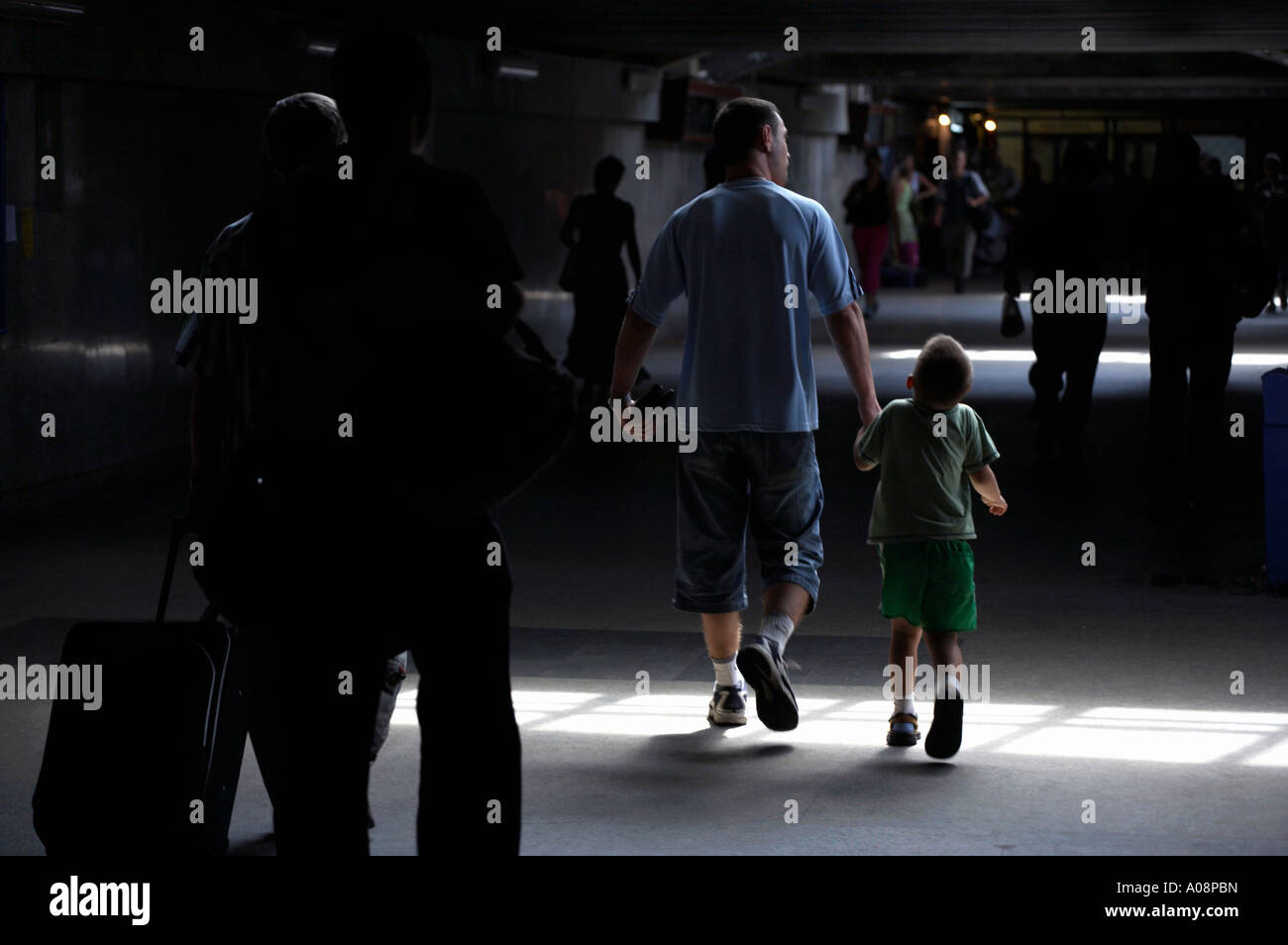 Vater und Sohn zu Fuß durch eine Unterführung am Bahnhof Gdynia Stockfoto