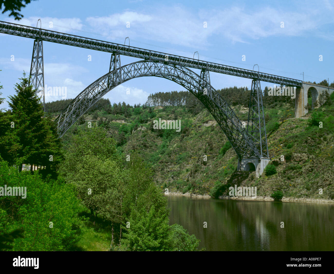Stahl-Bogen Garabit-Viadukt (erbaut von Gustav Eiffel) über die Truyère Fluss, Südfrankreich, Europa. Stockfoto