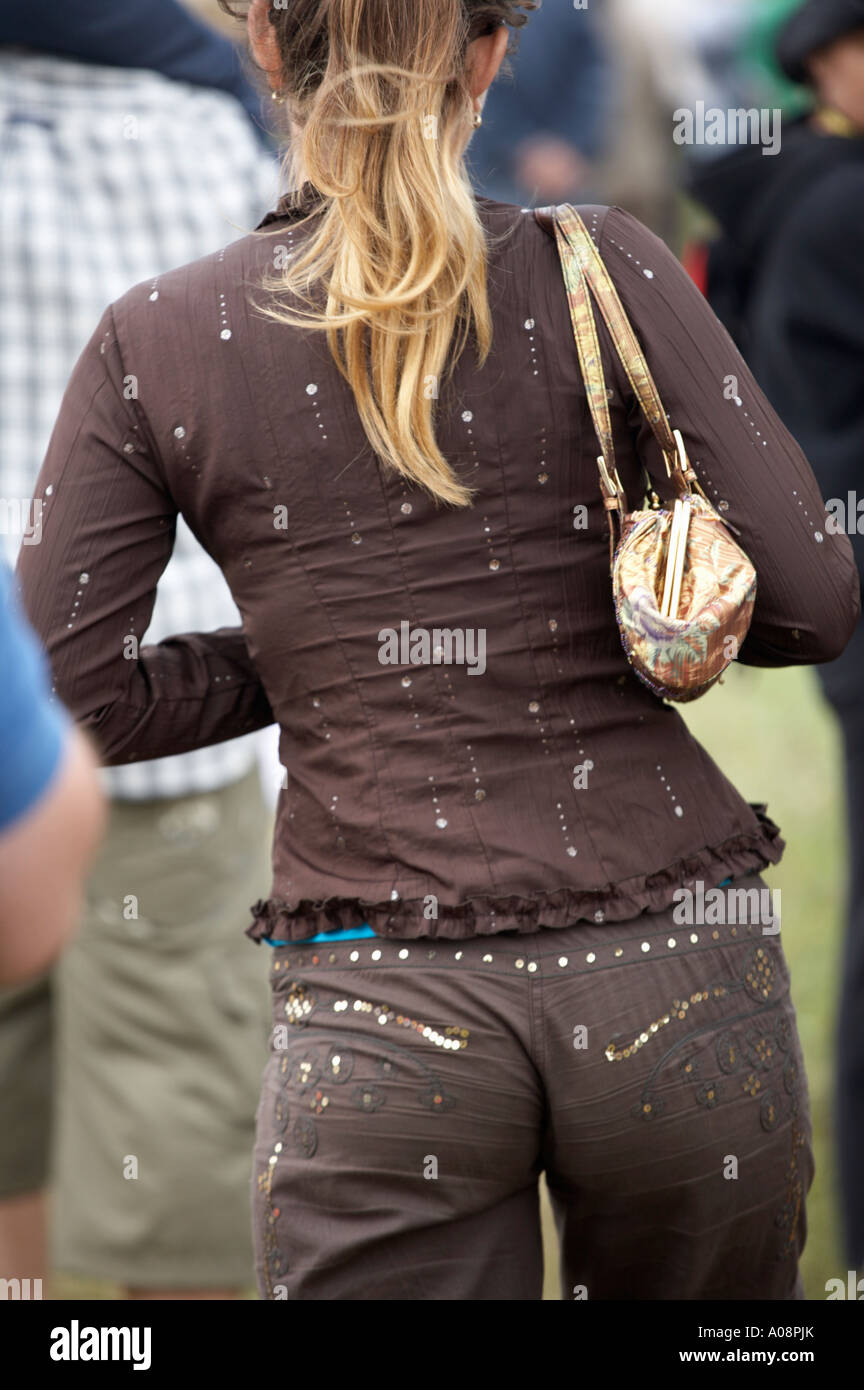 Rückansicht des eine attraktive junge Frau trägt enge Hose und Bluse mit  Pailletten angebracht Stockfotografie - Alamy