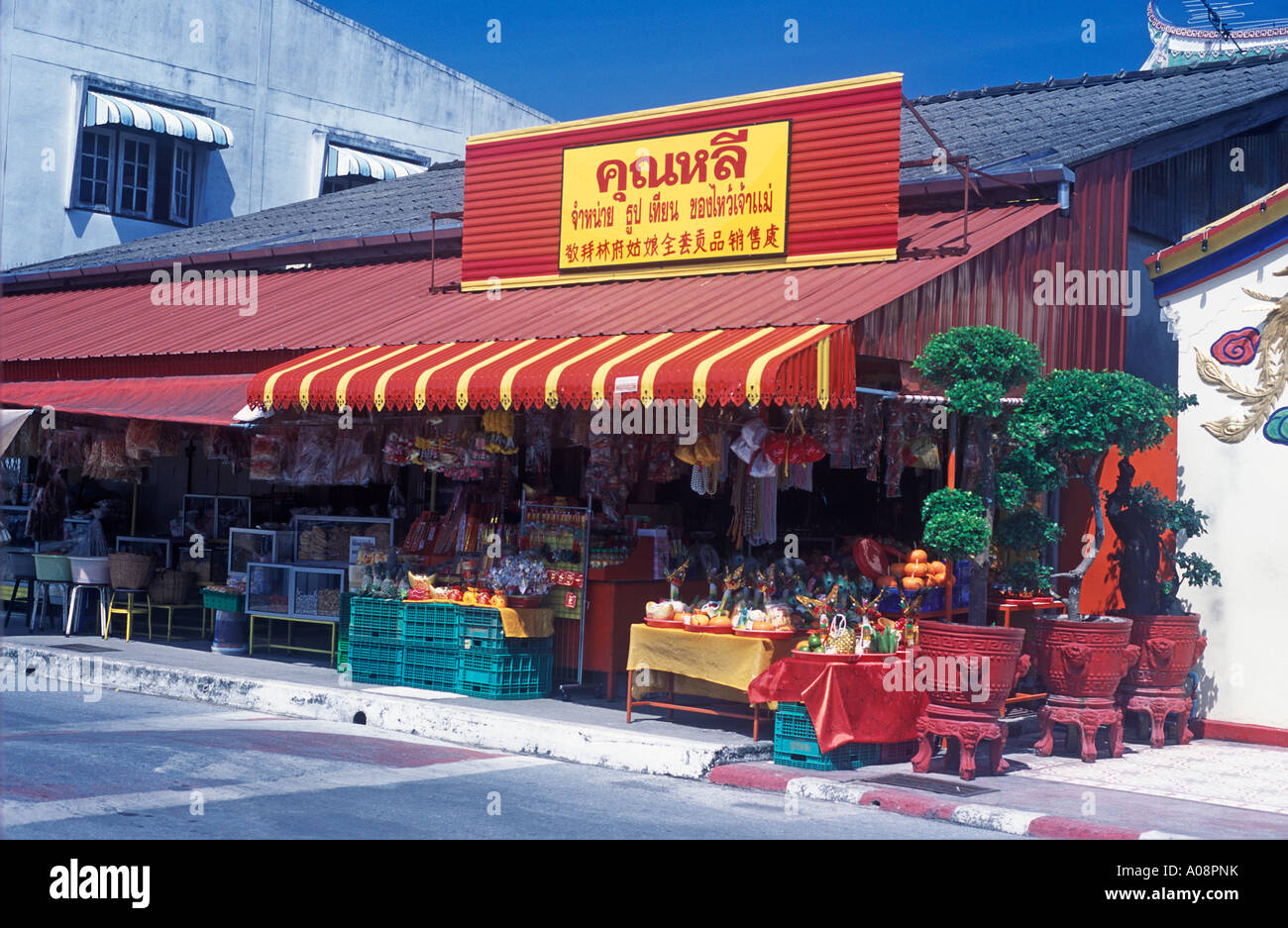 Bunt leuchtend rote und gelbe Fassade des Weihrauch Shop in Pattani Stockfoto