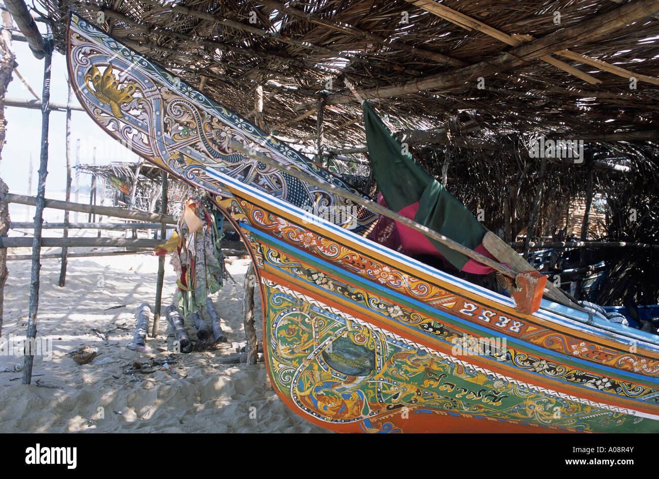 Detail der komplizierten Schnitzerei auf eine Korlae eine handgefertigte Holzboot, das dauert vier Monat machen Sie sehen Handwerker in Buri Stockfoto