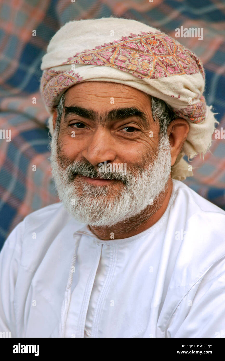 Sultanat Oman, Mann Mit Kumma Typischer Bestickter Kappe, Männer mit  traditioneller Kleidung und typischen Hut Porträt Stockfotografie - Alamy