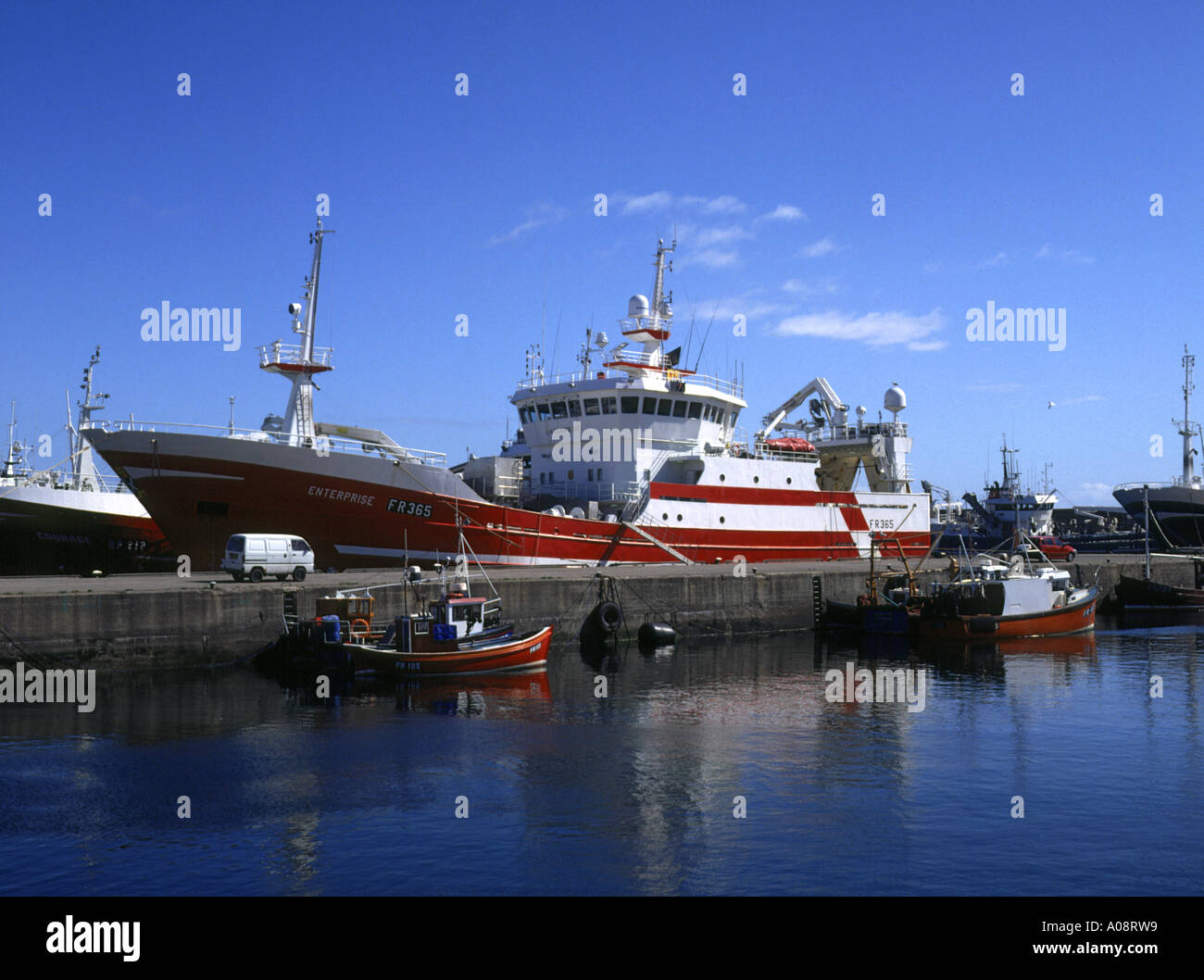 Dh Hafen FRASERBURGH ABERDEENSHIRE Kleine und Große Fischerboot Boote trawler Schottland Stockfoto