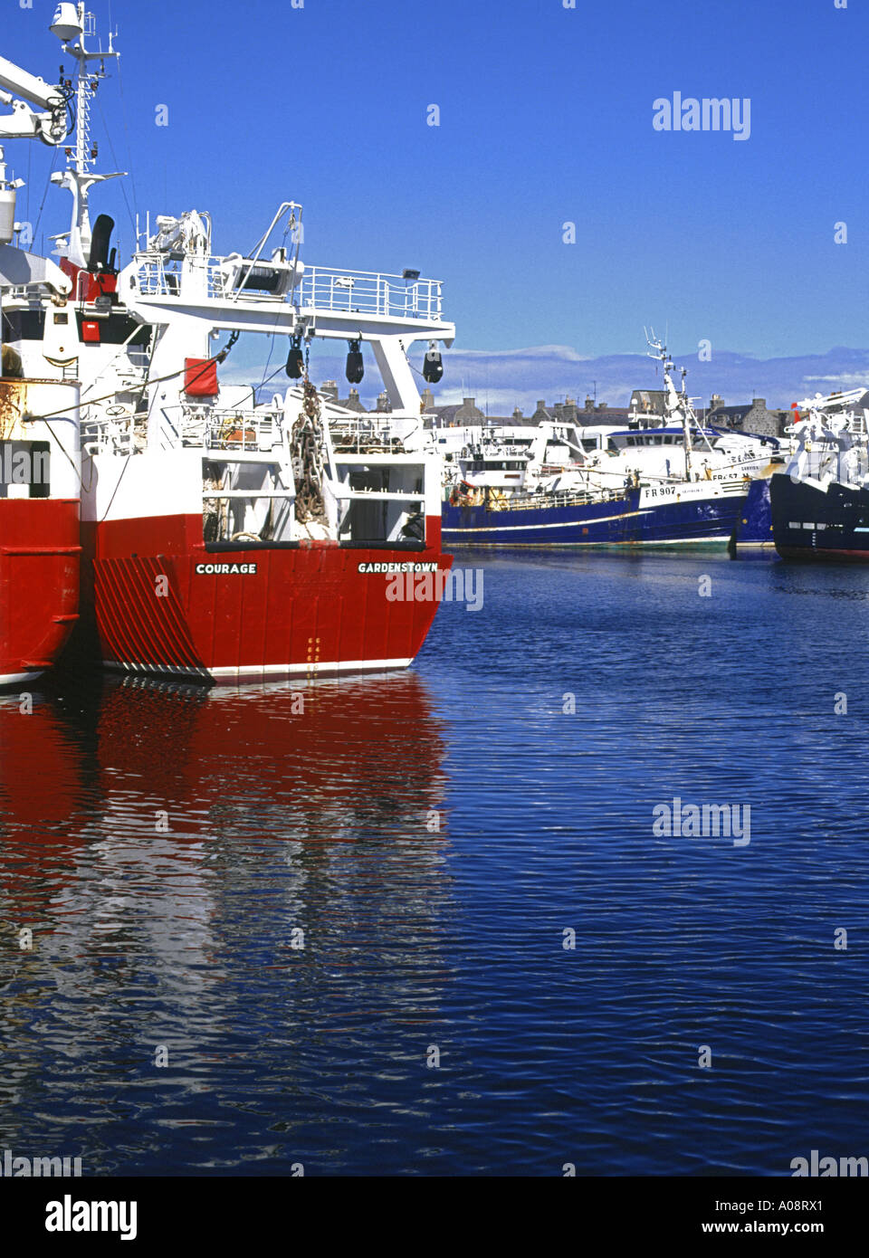 dh Harbour FRASERBURGH ABERDEENSHIRE großes Fischerboot an Kaimandbooten schottland Fischtrawler Stockfoto