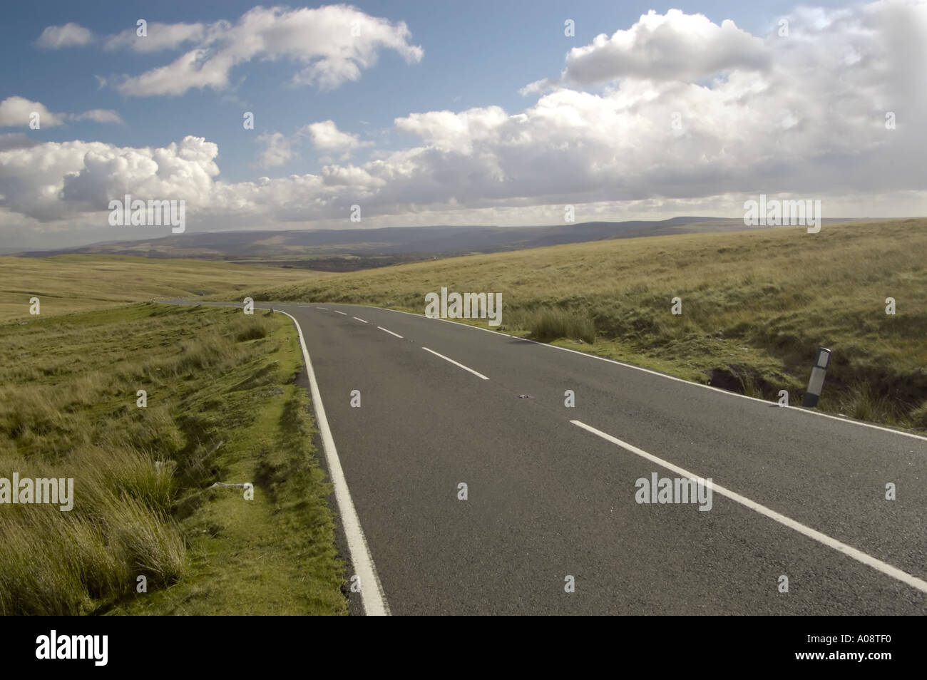 Ansichten in den Brecon beacons von alten Minen und die wunderschöne kurvenreiche Landschaft in Wales in der UK kurvenreichen Straße gefunden Stockfoto