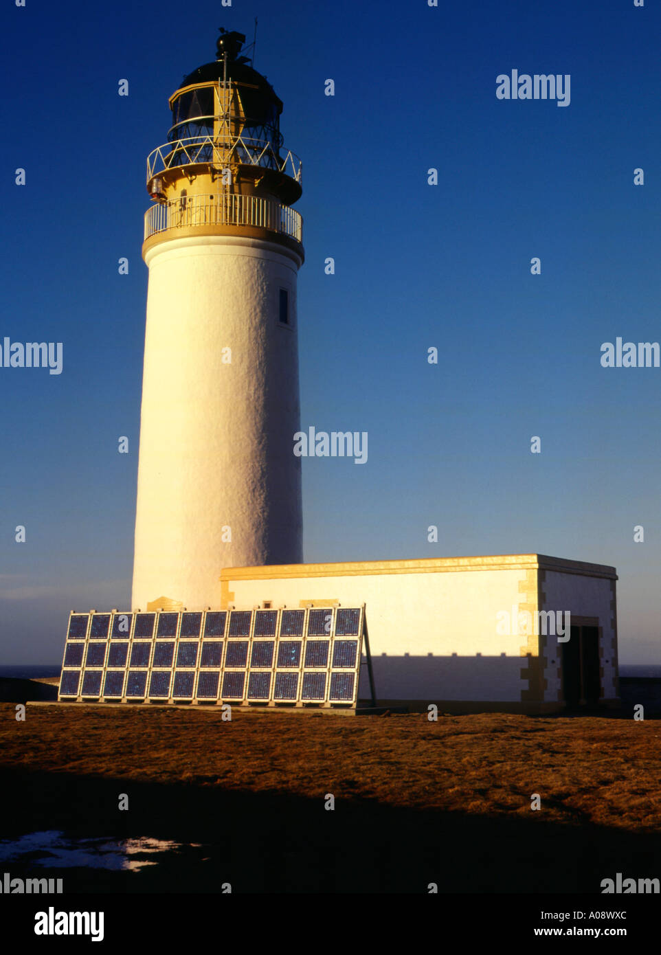 Dh Noup Head Lighthouse WESTRAY ORKNEY Sonnenkollektoren Power Panel mit Strom versorgt Stockfoto