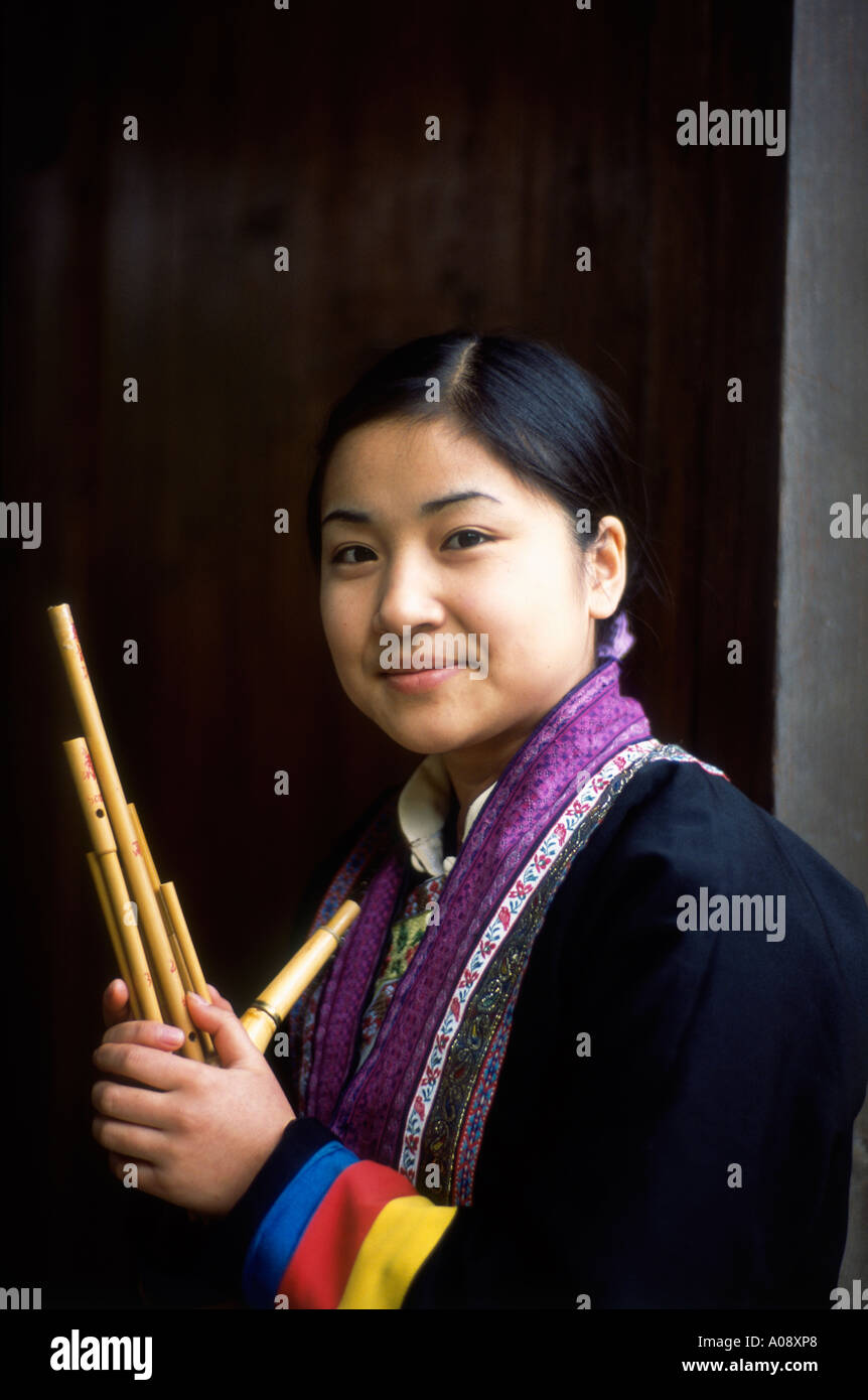 Miao-Mädchen mit traditionellen Musikinstrument Stockfoto