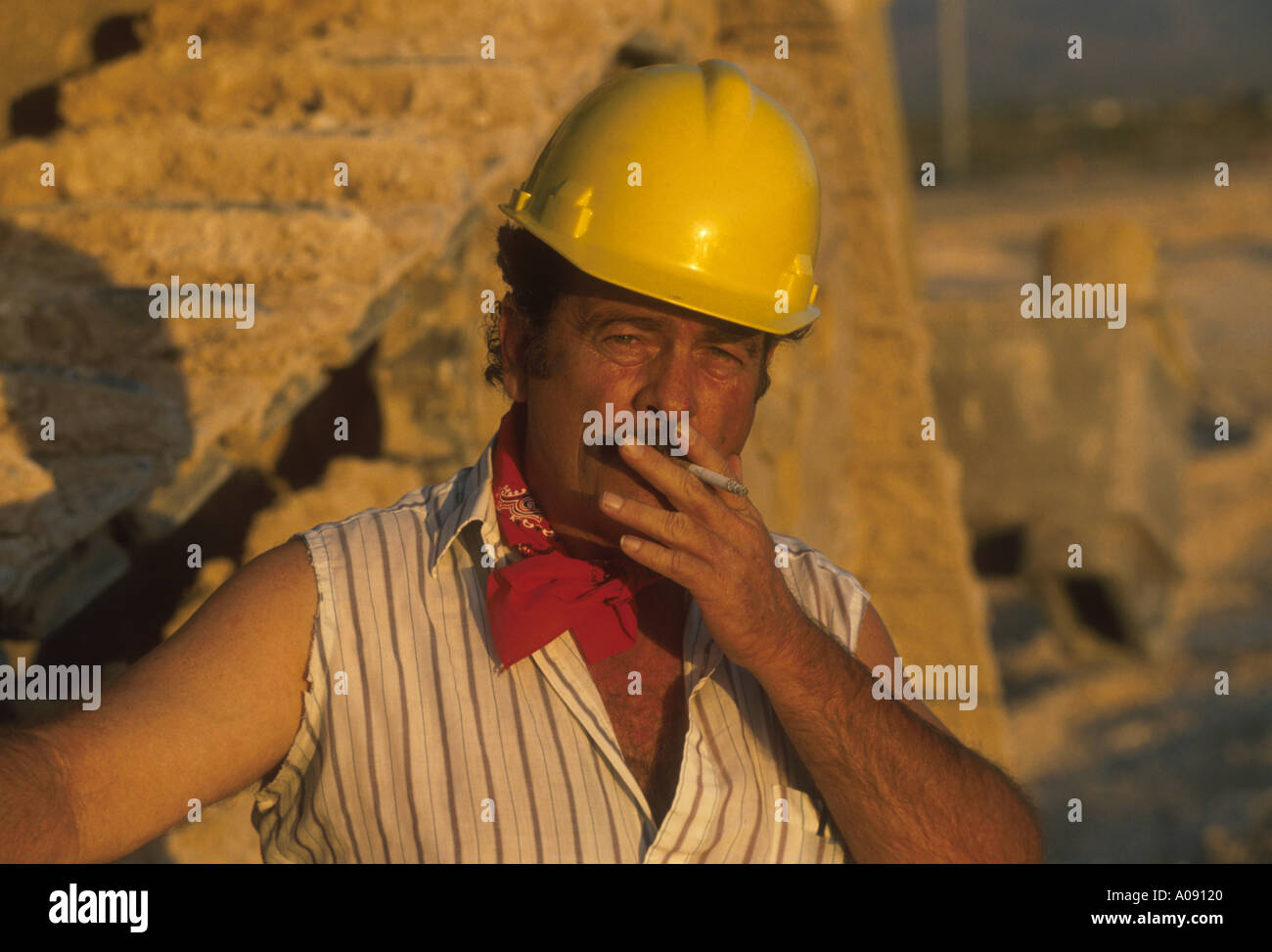 Bauarbeiter in gelben Bauarbeiterhelm Stockfoto