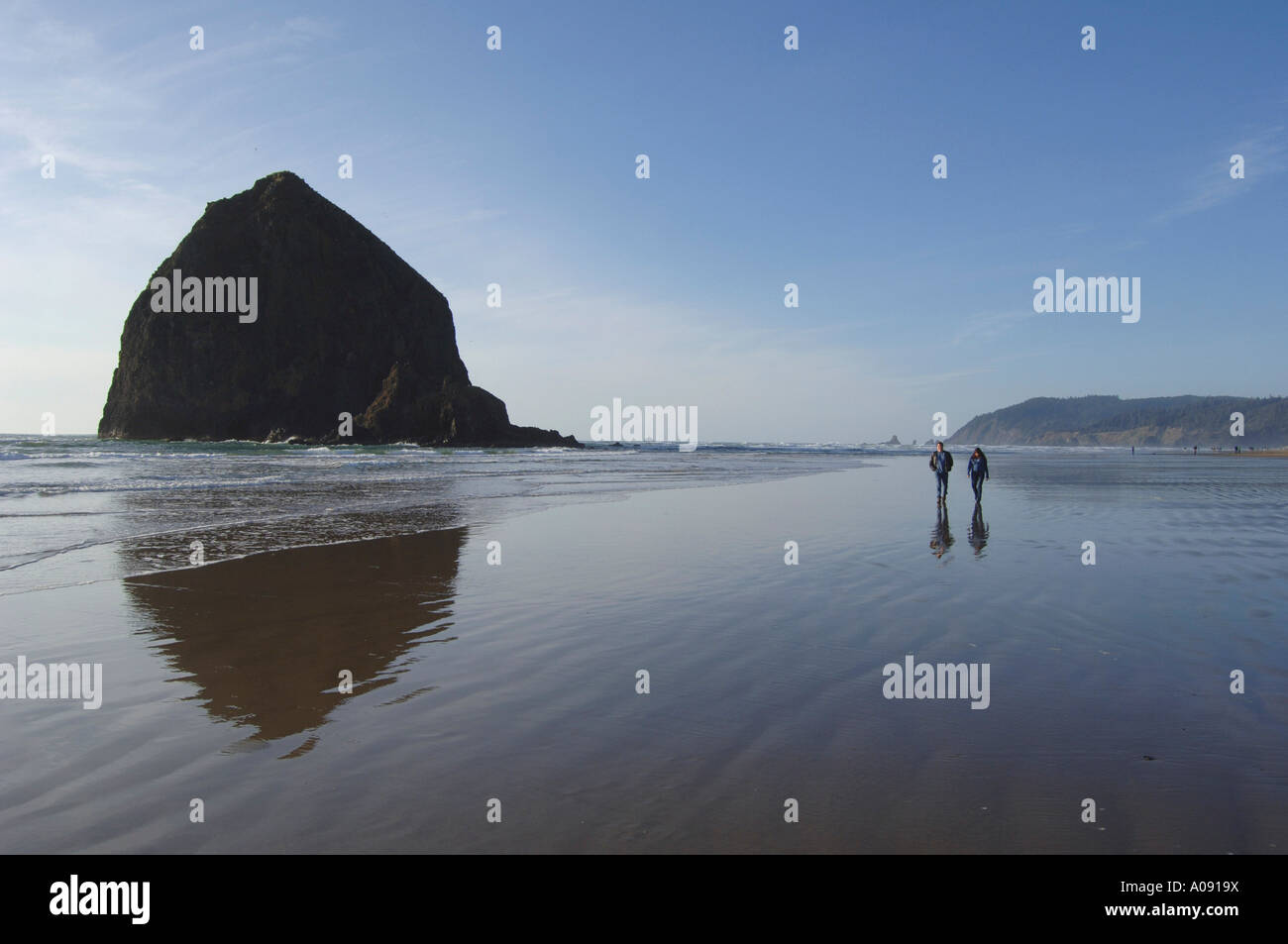 Menschen zu Fuß entlang der Cannon Beach, Oregon, USA Stockfoto