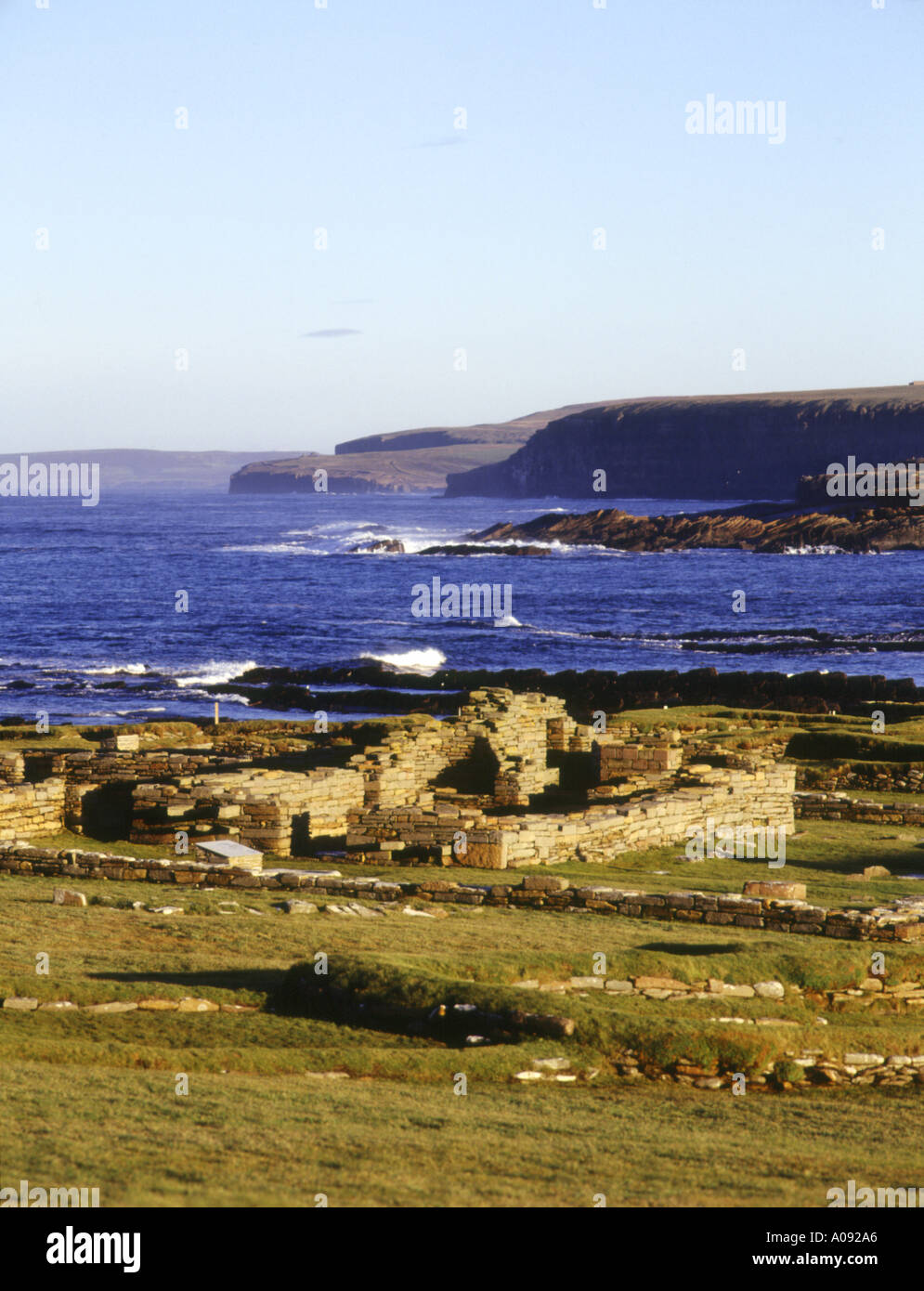 Dh Brough von BIRSAY BIRSAY ORKNEY Schottland Norse Viking settlement Kirche Ruinen und Nordküste Stockfoto