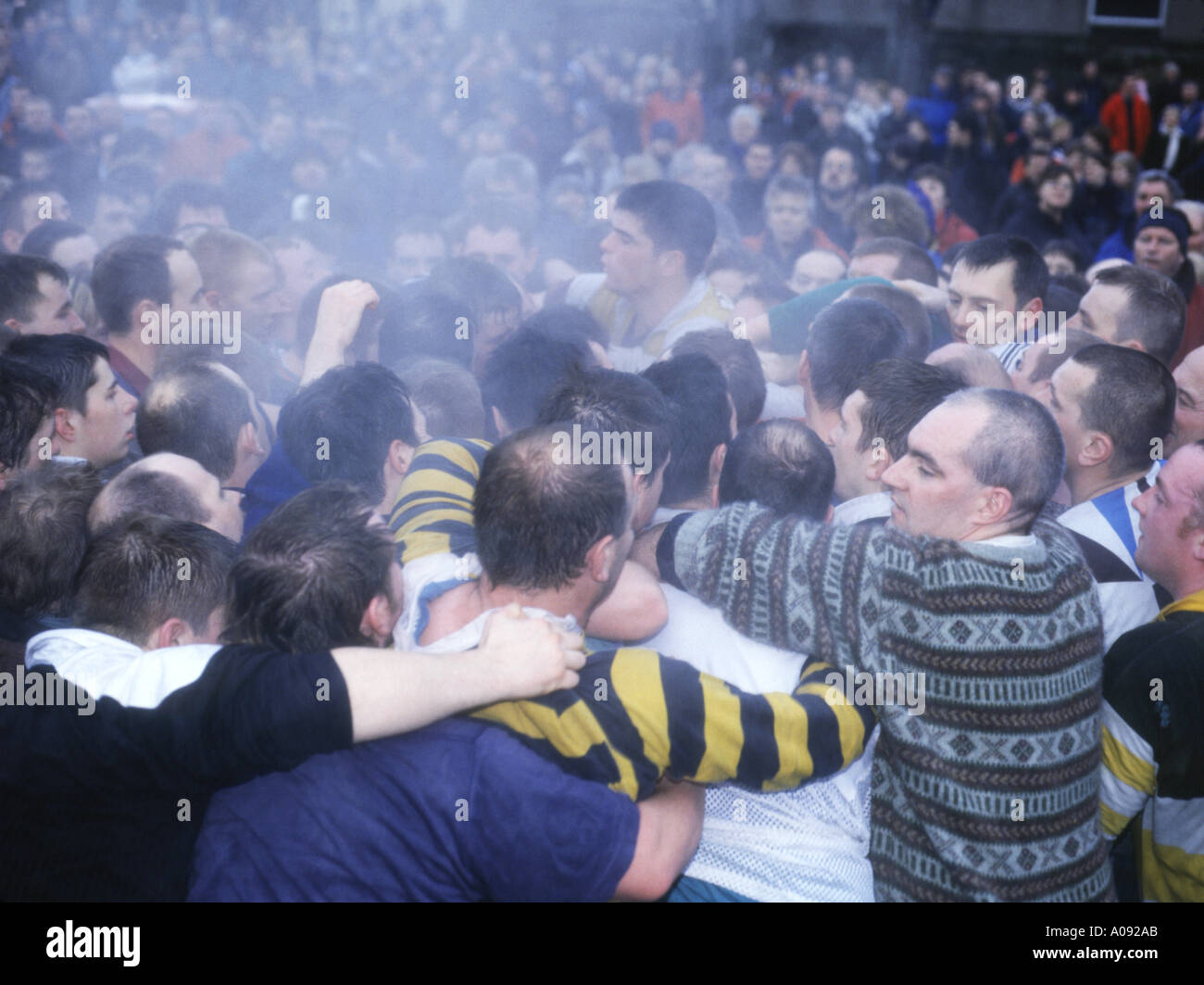 dh die Ba KIRKWALL ORKNEY Neujahr Fußball Straße Spiel ruck Stockfoto