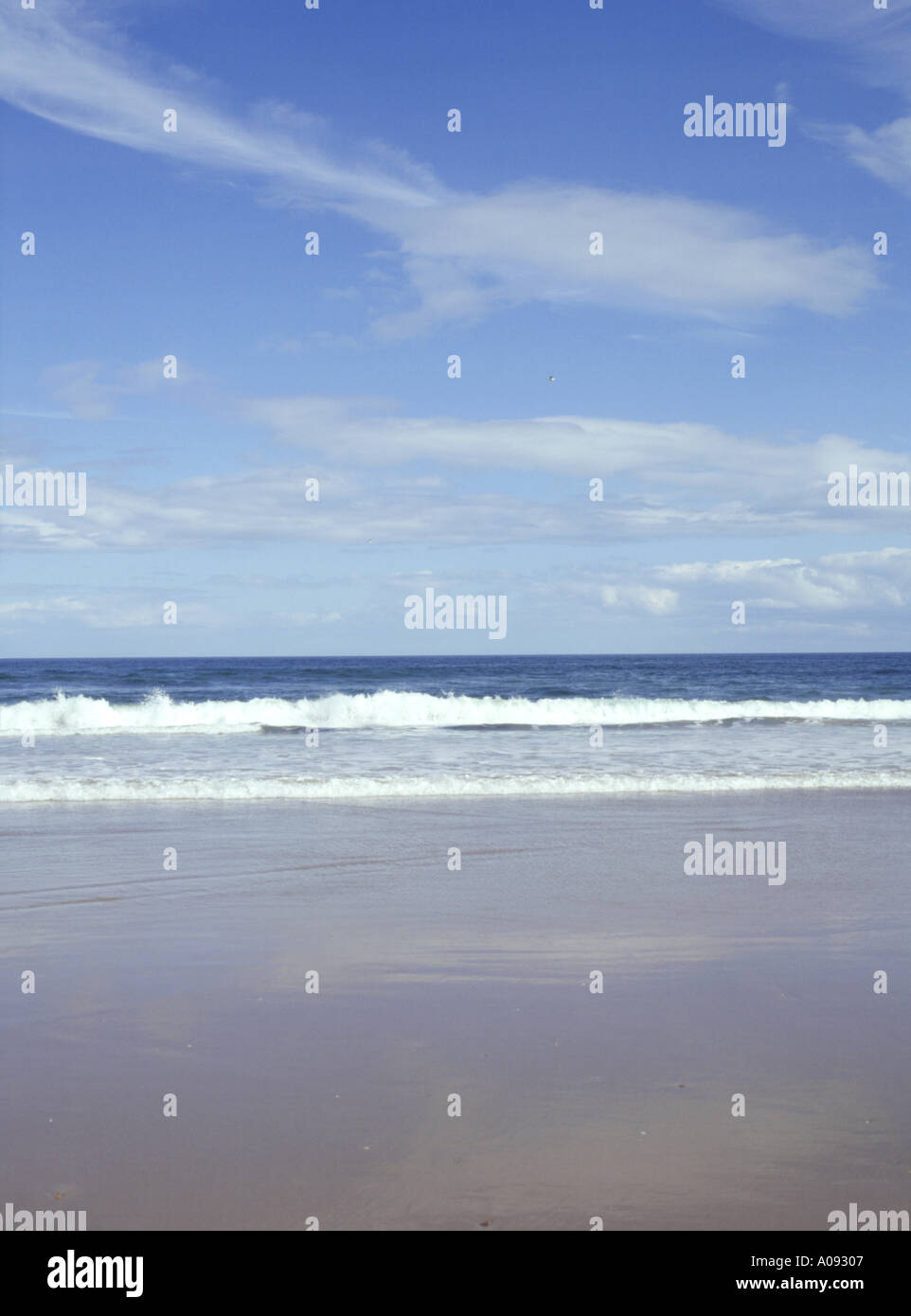 dh CULLEN MORAY Schottland Strand Himmel und Meer Wellen Horizont Seawaves remote fern sandigen uk Stockfoto