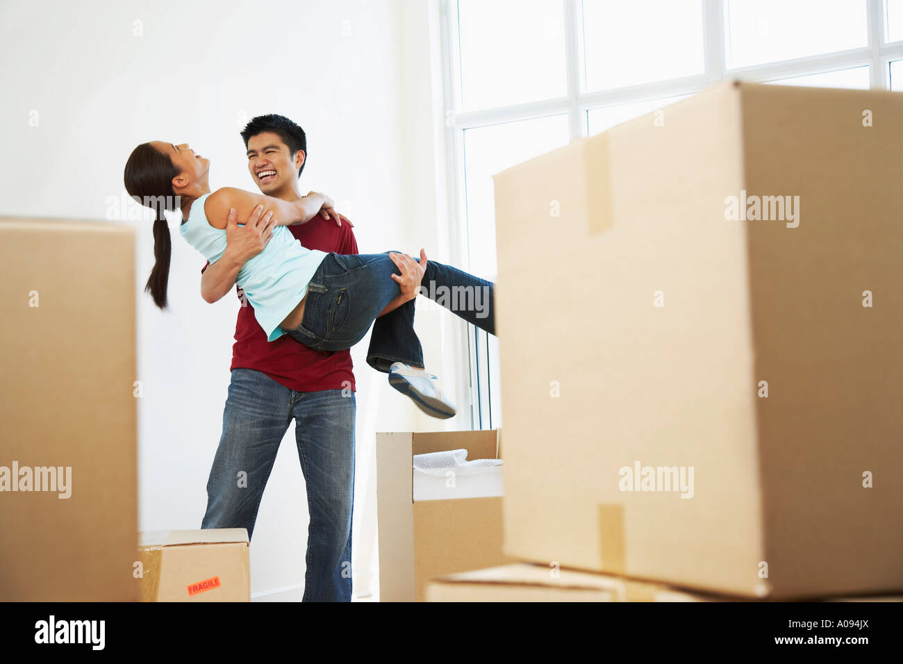 Paar in neue Wohnung Stockfoto