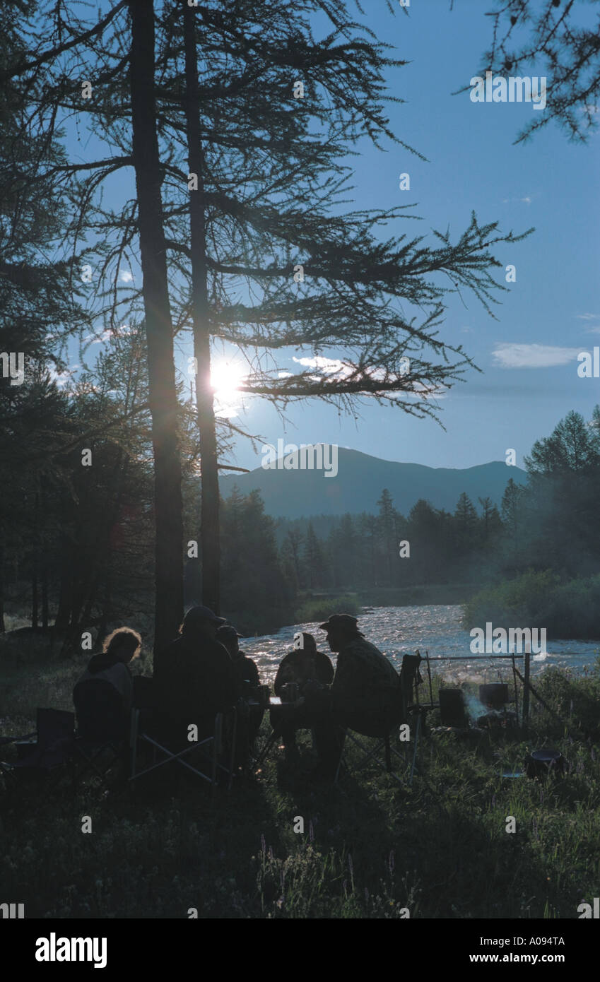 Gruppe von Touristen, die mit einem Frühstück im Camp. Jazator Fluss. Altai. Sibirien. Russland Stockfoto