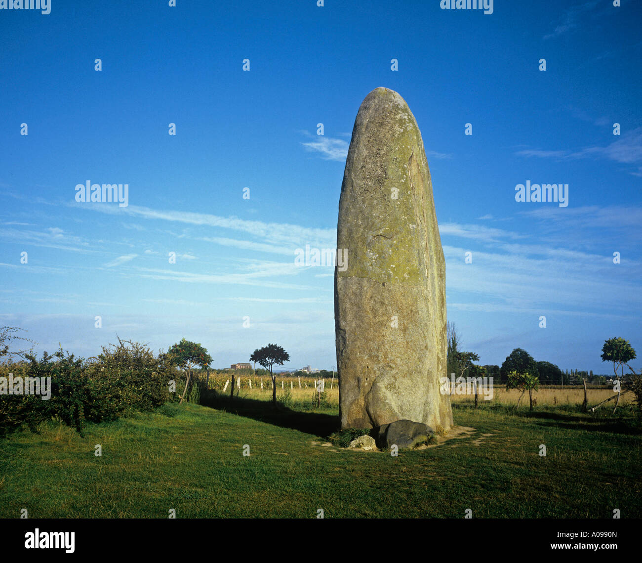 Menhir du Champ Dolent 9 + m hohe Menhir außerhalb der kleinen Stadt