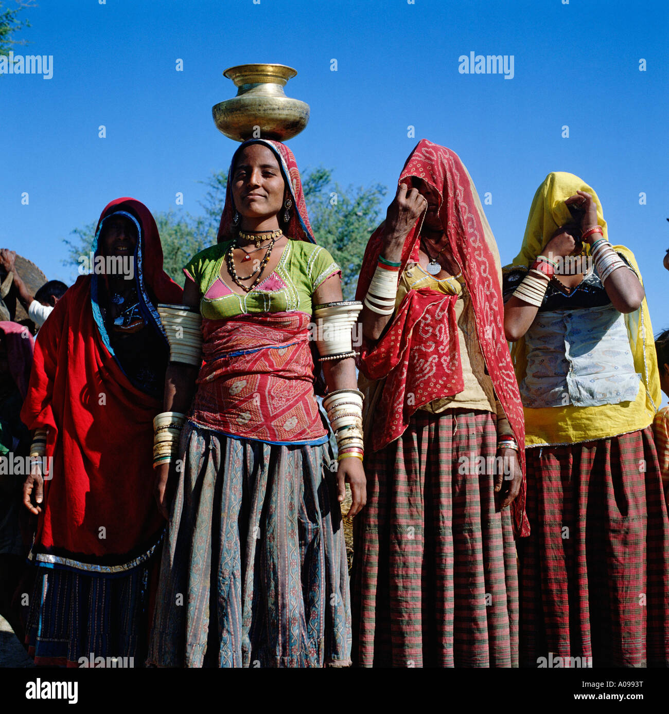 Rajasthani Frauen in traditioneller Tracht, sammeln von Wasser aus Brunnen in der Wüste Thar, Rajasthan, Indien Stockfoto