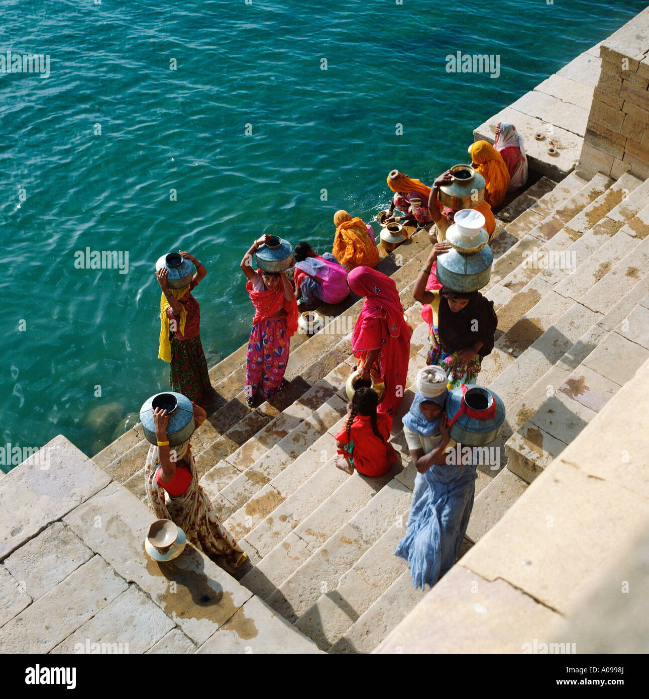 Frauen sammeln Wasser aus Gadisar See, Jaisalmer, Rajasthan, Indien Stockfoto