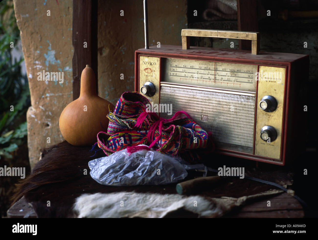 Ein altes Radio, schnitzen, Tools und ein Kürbis in ein Handwerker-Shop im Hochland Perus Stockfoto