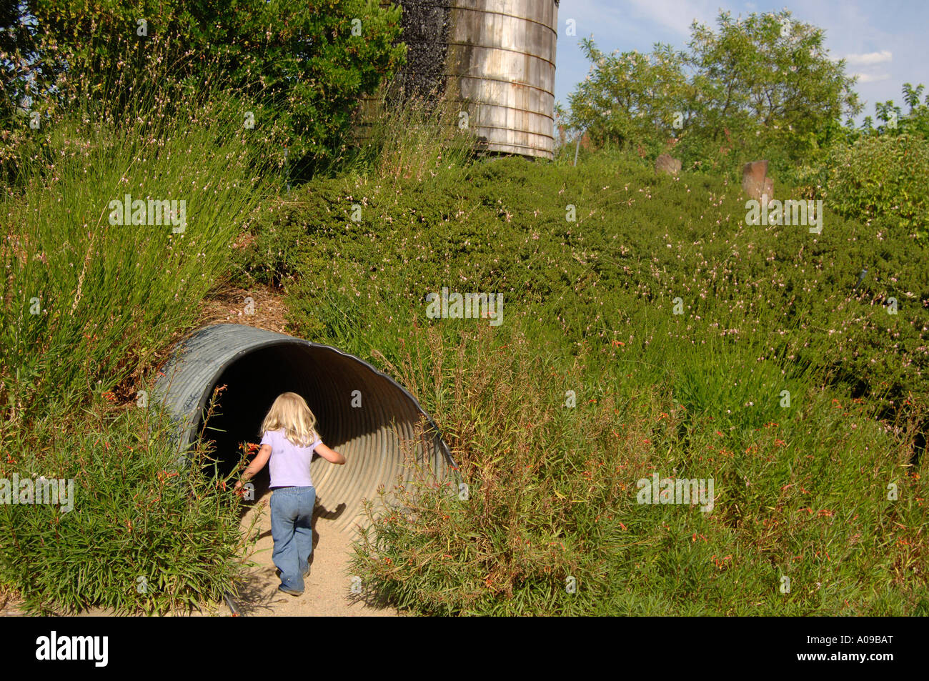 Mädchen erkunden Tunnel, das Solar Living Institut Hopland, Kalifornien, USA Stockfoto