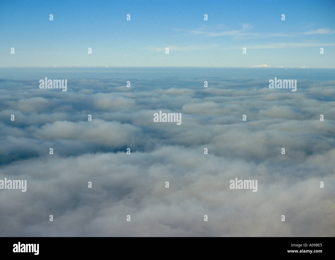 Luftbild mit geschwollenen Wolken dehnen in den Horizont über den Wolken Stockfoto