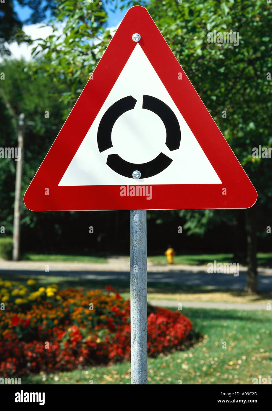 Kreisverkehr Straßenschild Stockfoto