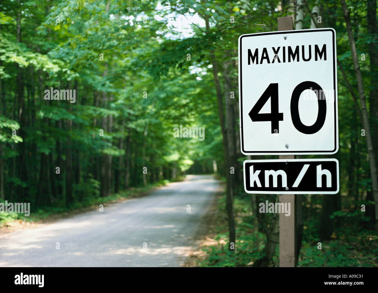Speed limit 40 kmh -Fotos und -Bildmaterial in hoher Auflösung – Alamy