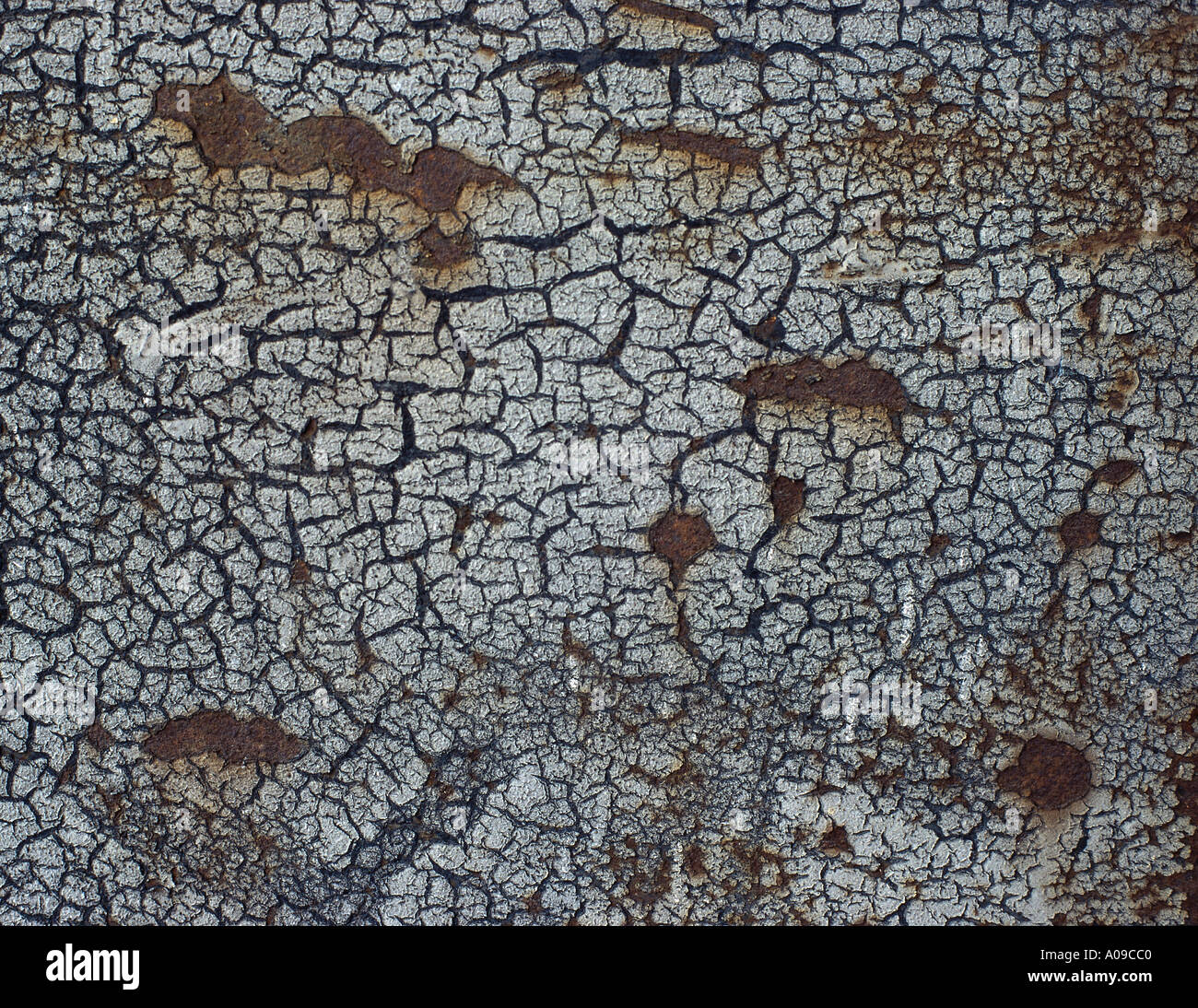 A Nahaufnahme von einer alten und verwitterten verrostet und rissig Metalloberfläche mit chipping Abplatzungen und abblätternde graue Farbe drauf Stockfoto