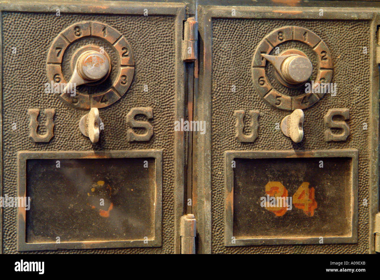 Alte antike Post Office Box mit einem Zahlenschloss Stockfoto