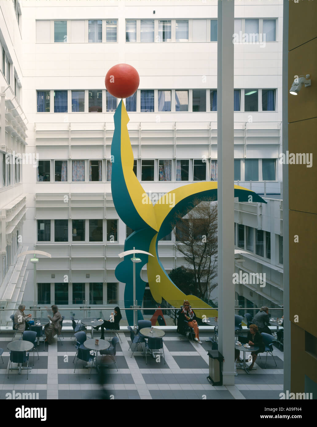 Chelsea und Westminster Krankenhaus, Innenhof mit Commisioned Skulptur. Architekt: Sheppard Robson Architects Stockfoto