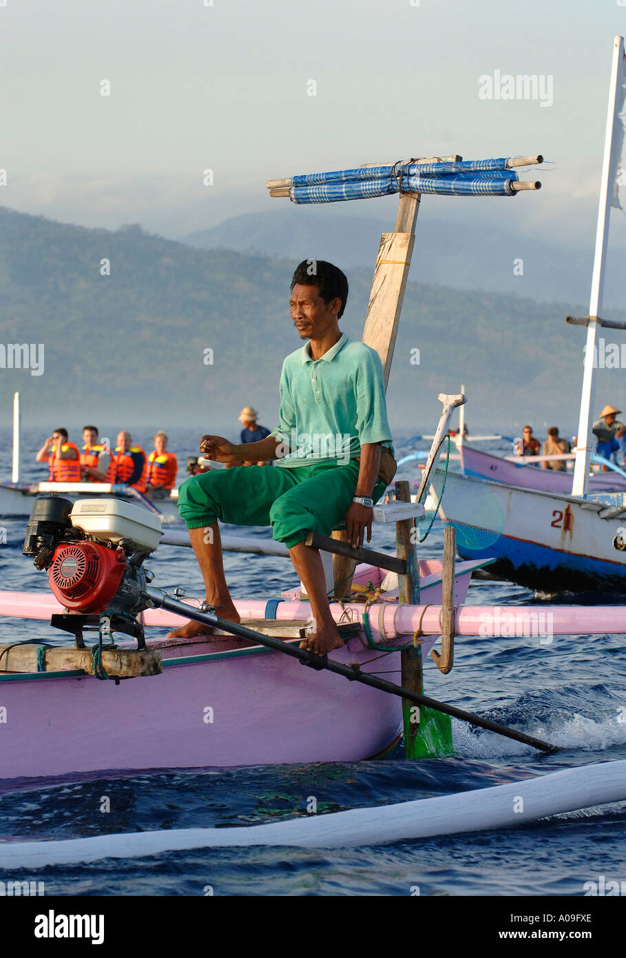 Indonesische Fischer am Ausleger Fischerboot, Delphine beobachten, Singaraja, Lovina, Bali, Indonesien Stockfoto