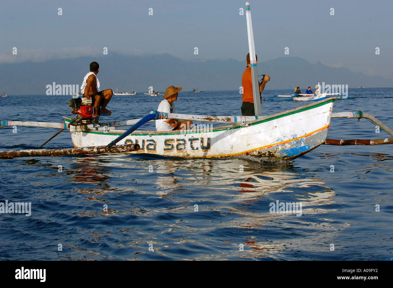 Indonesische Fischer am Ausleger Fischerboot, Delphine beobachten, Singaraja, Lovina, Bali, Indonesien Stockfoto