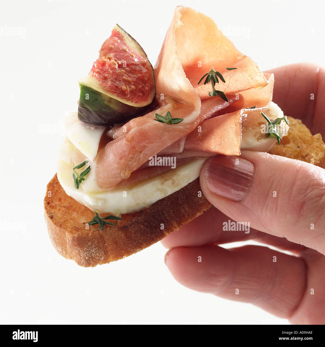 Fig-Serrano-Mozzarella-Salat auf Crostini Keywords Buffet Schinken starter Stockfoto
