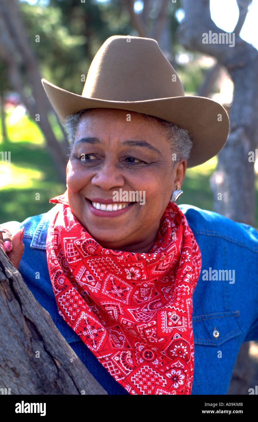 Reife Black African American Cowgirl verkleidet 72 Jahre für Innenstadt Jugend Rodeo Spendenaktion. St Paul Minnesota USA Stockfoto