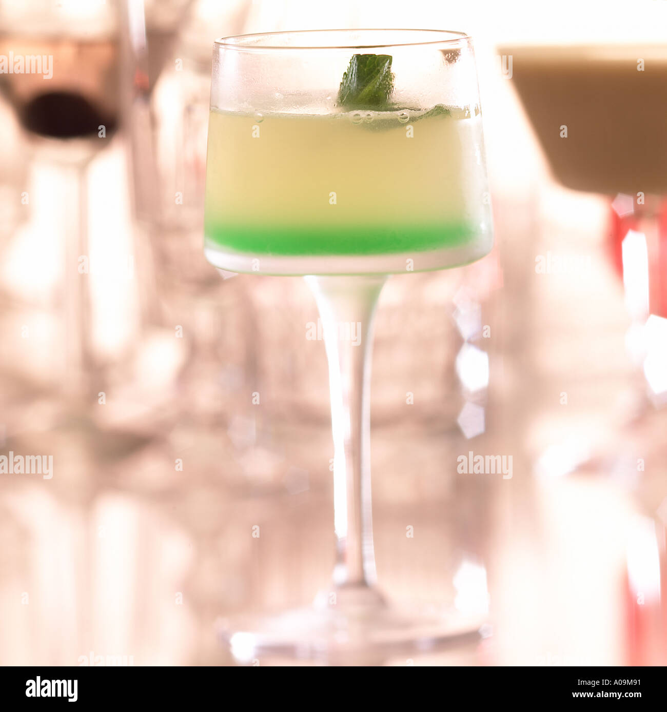 Cocktail gefallen Engel Angostura Bitter Gin Limette Saft Creme De Menthe Keywords trinken Alkohol kurze Klassiker Stockfoto