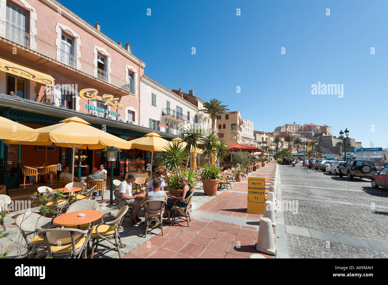 Harbourfront Restaurant mittags mit der Zitadelle in der Ferne, Calvi, La Balagne, Korsika, Frankreich Stockfoto