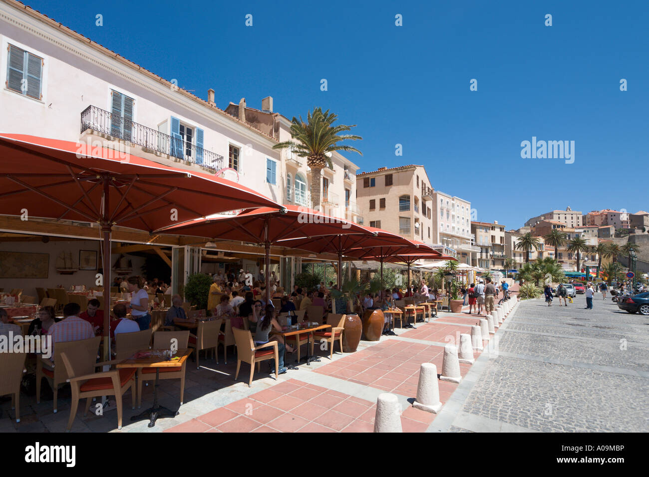 Harbourfront Restaurant mittags mit der Zitadelle in der Ferne, Calvi, La Balagne, Korsika, Frankreich Stockfoto