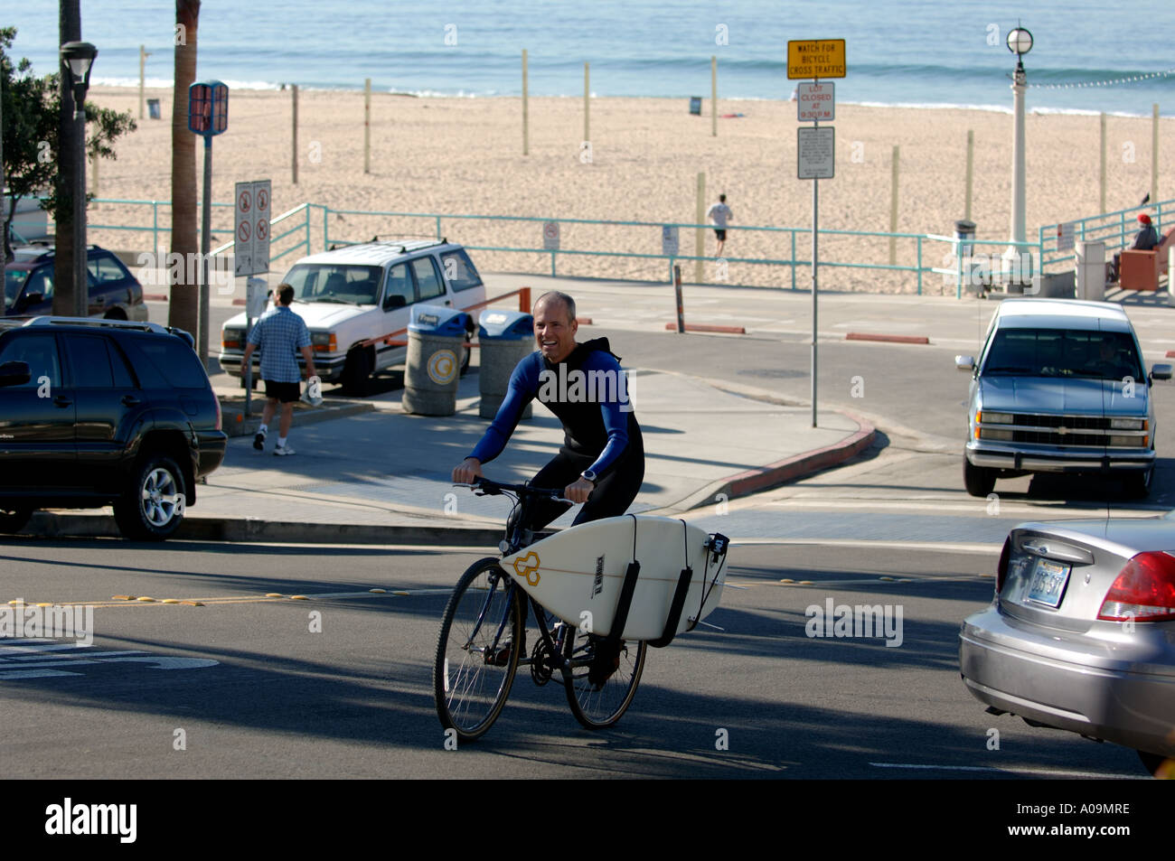 Manhattan Beach Pier California männliche Teenager Surfer Surfbrett Fahrrad Stockfoto