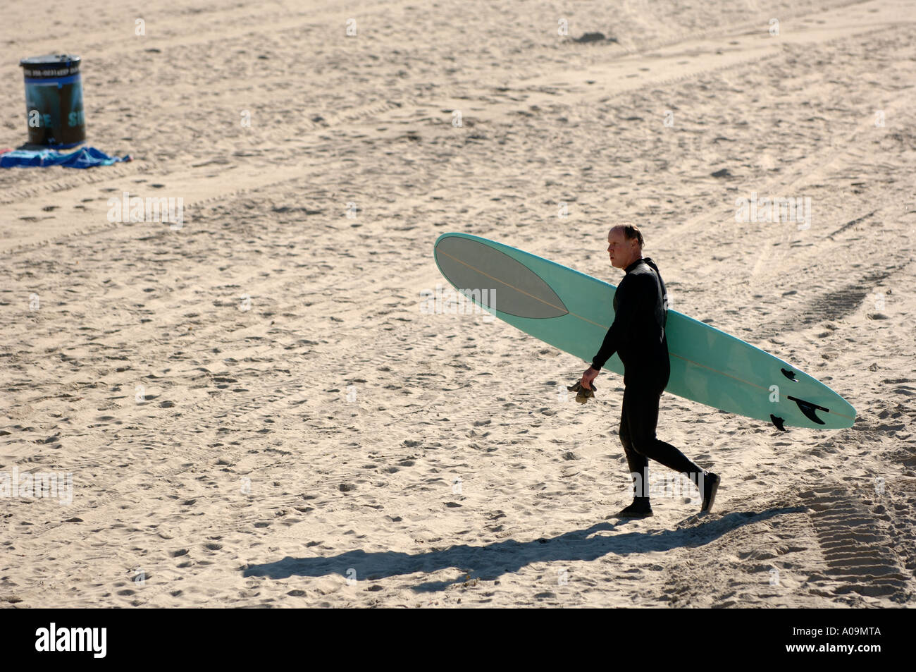 Surfer, die zu Fuß aus dem Wasser Manhattan Beach Kalifornien Kalifornien Stockfoto