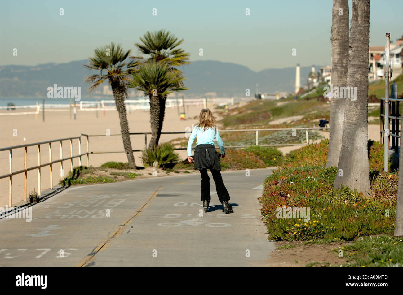 Southern California Manhattan Beach Rollerblades ohne Helm oder Knie-Pads Stockfoto