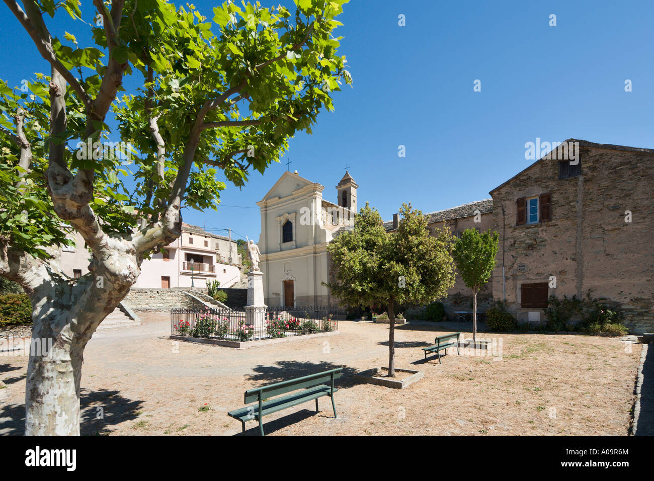 Kirche und Dorf, Murato, Nebbio Region Centre, Korsika, Frankreich Stockfoto