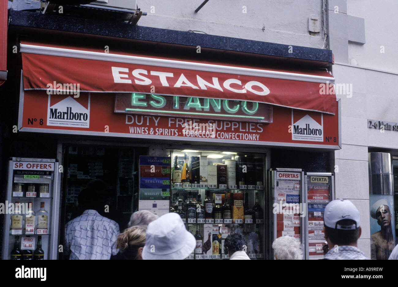 Billige Zigaretten und Alkohol zum Verkauf in Gibraltar High Street Stockfoto