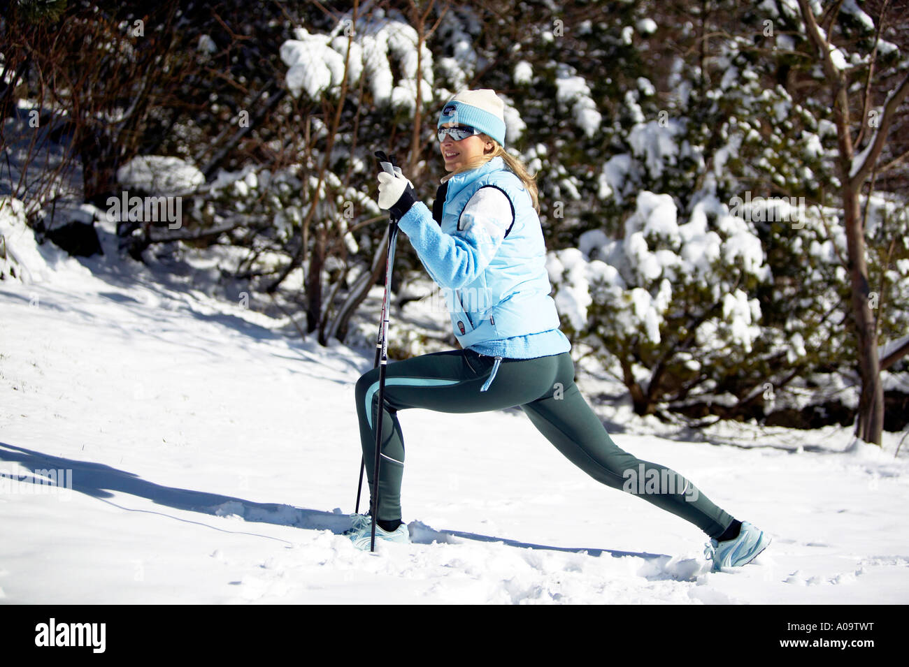 Frau macht Nordic walking im Winter, Frau Beim Nordic Walking Im Winter Stockfoto
