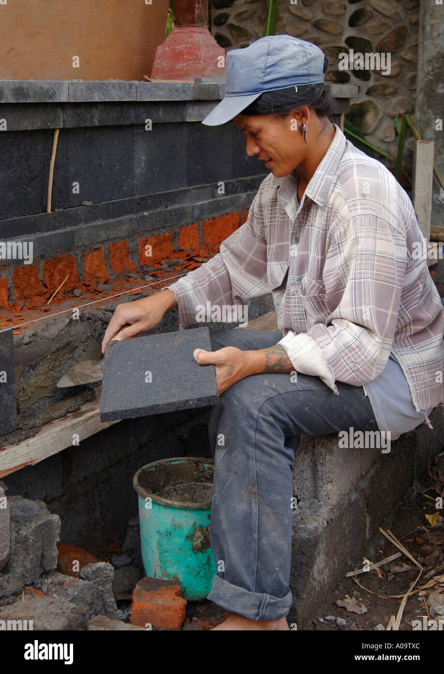 Balinesische Arbeiter verlegen Fliesen, Ubud, Bali, Indonesien Stockfoto