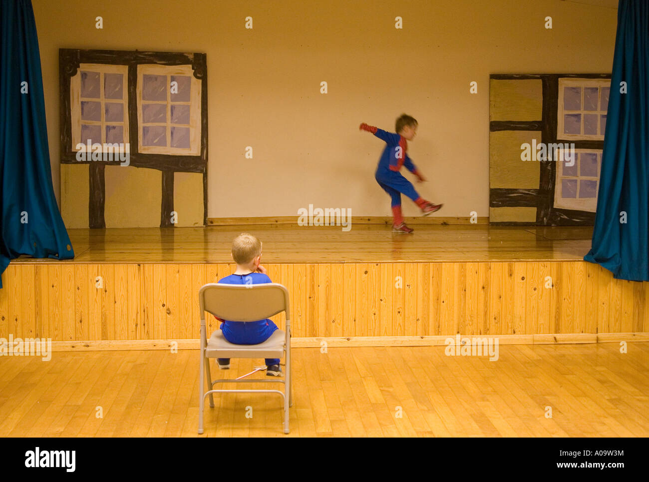 Kinder tanzen Stockfoto